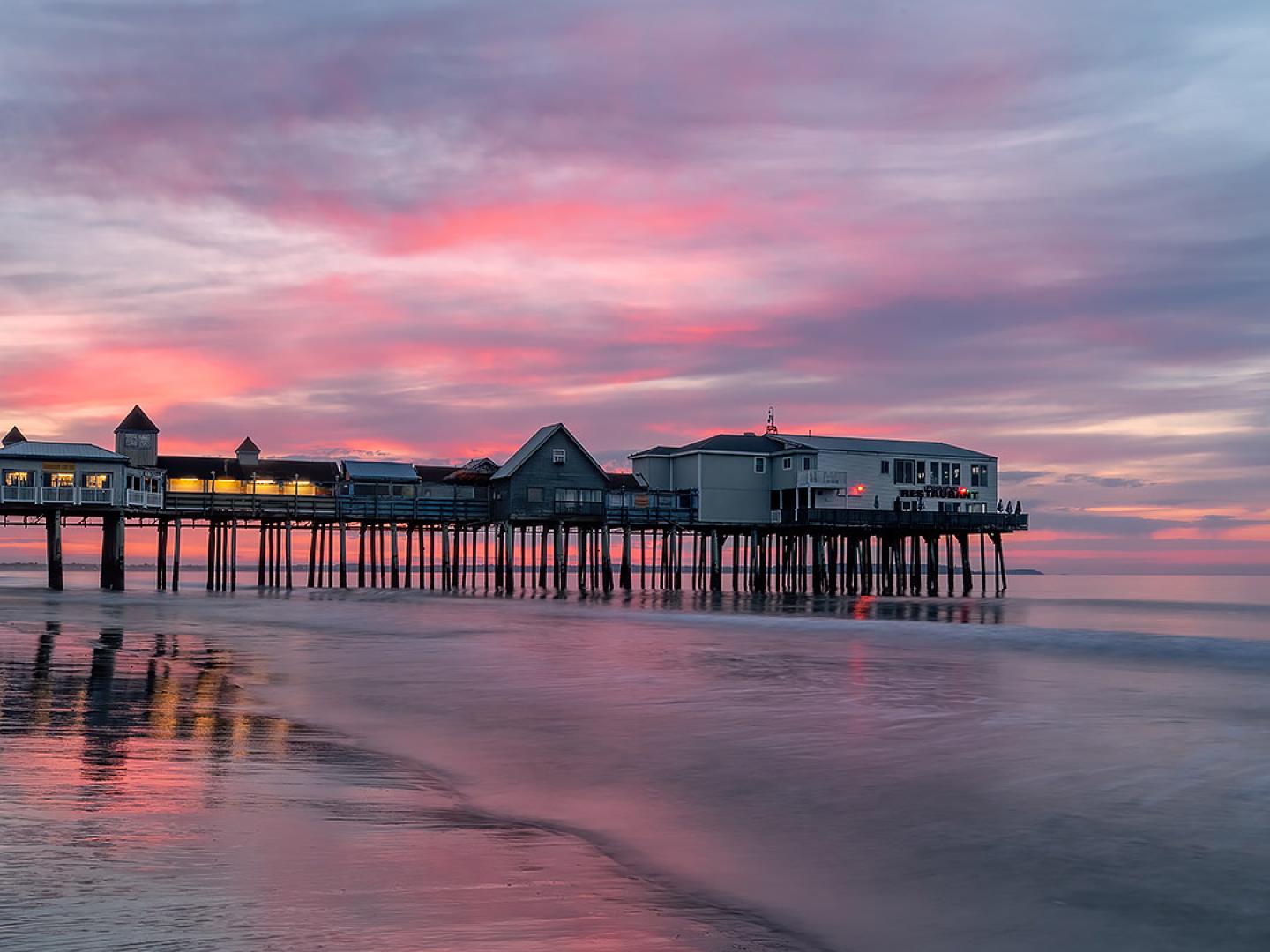 缅因州旧奥查德比奇码头日落时分的色彩斑斓的天空 缅因州旧奥查德比奇码头日落时分的色彩斑斓的天空