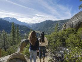 加利福尼亚州图奥勒米附近的 Sonora Pass 徒步小径的壮丽美景