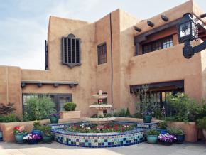 采用早期东方建筑材料土砖修建的房屋