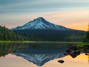 延龄草湖上的静谧倒影 延龄草湖上的静谧倒影
