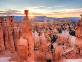 犹他州布莱斯峡谷城中峡谷底部的红色石林 犹他州布莱斯峡谷城中峡谷底部的红色石林