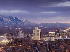 华灯初上的市中心和远处沃萨奇岭的山峰 华灯初上的市中心和远处沃萨奇岭的山峰