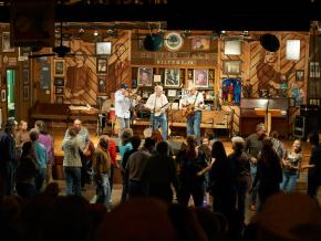 周六晚上在弗吉尼亚州希尔顿小镇的 Carter Family Fold 住所进行的表演,这里靠近田纳西州布里斯托尔 周六晚上在弗吉尼亚州希尔顿小镇的 Carter Family Fold 住所进行的表演,这里靠近田纳西州布里斯托尔