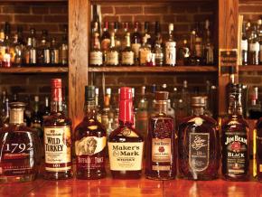 酒吧中的名牌波本威士忌 酒吧中的名牌波本威士忌