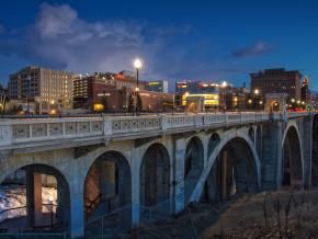 Monroe Street Bridge 桥和远处 River Park Square 广场的景色 Monroe Street Bridge 桥和远处 River Park Square 广场的景色