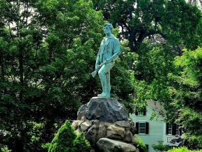 约翰·帕克上尉的雕像矗立在美国独立战争开始的地方 约翰·帕克上尉的雕像矗立在美国独立战争开始的地方