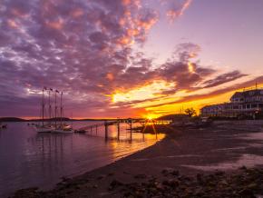 沐浴在秋日晨光下的汽车旅馆和 Mary Todd 号船 沐浴在秋日晨光下的汽车旅馆和 Mary Todd 号船