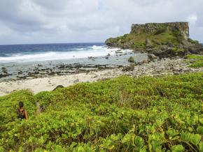 沿一条小路到达僻静的禁断岛
