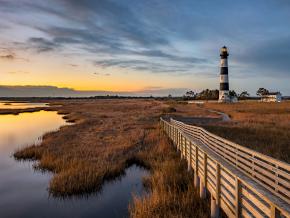 哈特拉斯角国家海岸上的博迪岛灯塔