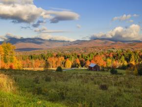 秋色环绕着曼斯菲尔德山附近的一座谷仓