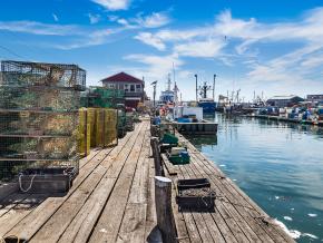 欣赏市中心海滨工作区的风景