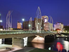 Lewis Street 大桥上的钢制雕塑 Lewis Street 大桥上的钢制雕塑