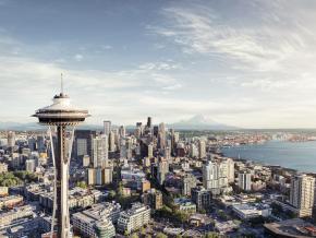 太空针塔耸立在城市上空 太空针塔耸立在城市上空