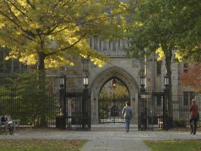 在建于 1701 年、常春藤联盟研究型大学耶鲁大学的校园内 在建于 1701 年、常春藤联盟研究型大学耶鲁大学的校园内