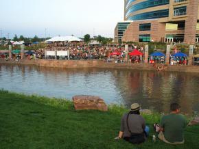 共聚水滨之地,欢度美好的 Downtown RiverFest 节庆时光 共聚水滨之地,欢度美好的 Downtown RiverFest 节庆时光