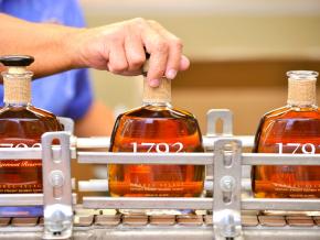 在巴兹敦小批量生产的深琥珀色波本威士忌 在巴兹敦小批量生产的深琥珀色波本威士忌