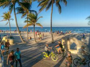 罗德岱堡海滩木板道熙熙攘攘