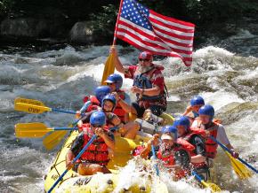 借助 Adirondack River Outfitters 户外用品店的装备体验穆斯河漂流 借助 Adirondack River Outfitters 户外用品店的装备体验穆斯河漂流