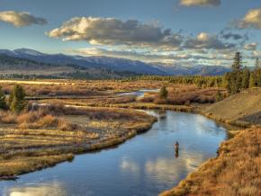 在麦迪逊河的南叉口一边体验飞蝇钓一边欣赏山景 在麦迪逊河的南叉口一边体验飞蝇钓一边欣赏山景