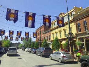 沿着科罗拉多州丹佛的谢里登街驱车行驶