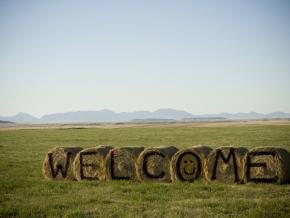 蒙大拿州中部尤蒂卡市的干草捆艺术作品欢迎着游客的到来 蒙大拿州中部尤蒂卡市的干草捆艺术作品欢迎着游客的到来