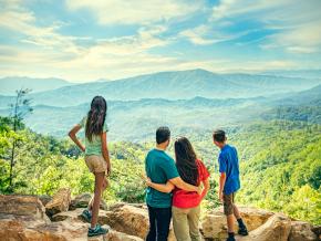 一家人在大烟山的观景台欣赏迷人风光 一家人在大烟山的观景台欣赏迷人风光