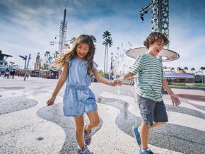 喷水池中人们在欢笑玩乐 喷水池中人们在欢笑玩乐