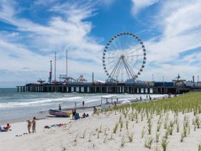 大西洋城海滩和钢铁码头的迷人风景 大西洋城海滩和钢铁码头的迷人风景