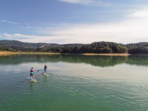 在俄勒冈州希尔斯伯勒的 Henry Hagg Lake 湖上泛舟