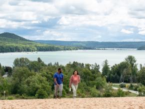 漫步在密西根州特拉弗斯城附近的睡熊沙丘国家湖岸