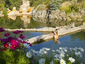 在科罗拉多州斯廷博特斯普林斯草莓温泉的天然温泉水中洗去一身疲惫