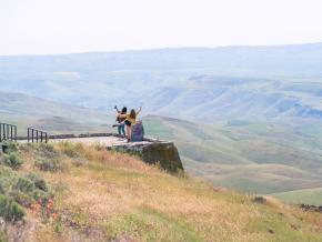 公路旅行者在爱达荷州的刘易斯顿山观景台拍照留念 公路旅行者在爱达荷州的刘易斯顿山观景台拍照留念