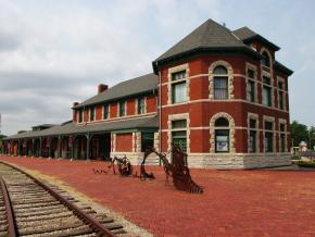 修缮一新的 Katy Depot 火车站外部亮丽的红砖(始建于 1896 年) 修缮一新的 Katy Depot 火车站外部亮丽的红砖(始建于 1896 年)