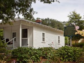 音乐巨星埃尔维斯·普雷斯利出生地,一栋具有历史意义的两居室小屋 音乐巨星埃尔维斯·普雷斯利出生地,一栋具有历史意义的两居室小屋