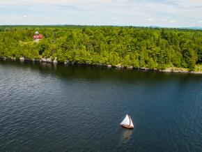 阿迪朗达克海岸 (Adirondack Coast) 附近瓦尔库尔岛 (Valcour Island) 的鸟瞰图 阿迪朗达克海岸 (Adirondack Coast) 附近瓦尔库尔岛 (Valcour Island) 的鸟瞰图