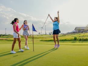 在 Omni PGA Frisco Resort & Spa 度假村和水疗中心与朋友打高尔夫球