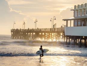 冲浪爱好者在代托纳比奇码头附近的水域中享受水上乐趣 冲浪爱好者在代托纳比奇码头附近的水域中享受水上乐趣