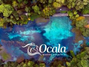 邓内伦市彩虹泉州立公园的清澈水域 邓内伦市彩虹泉州立公园的清澈水域