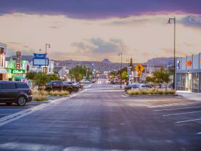 金曼市中心的贝尔街遍布当地餐厅和商店 金曼市中心的贝尔街遍布当地餐厅和商店