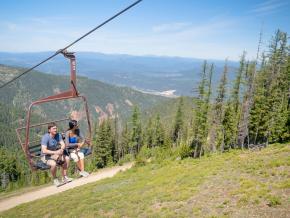 爱达荷州银谷中的银山度假区的夏日高空缆车 爱达荷州银谷中的银山度假区的夏日高空缆车