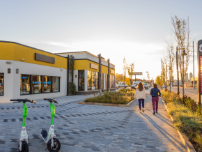 黄昏时分，漫步在俄克拉荷马州塔尔萨塔尔萨市场区的古老 66 号公路路段上