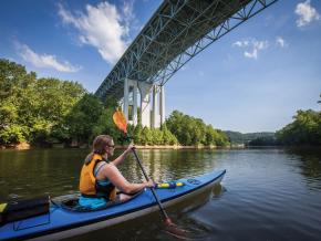 在城外的肯塔基河划独木舟 在城外的肯塔基河划独木舟