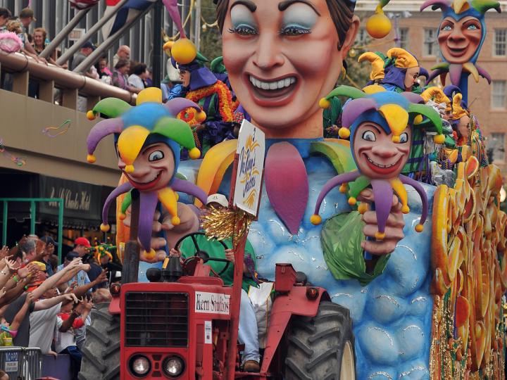 五颜六色的路易斯安那州新奥尔良狂欢节游行花车穿过街道