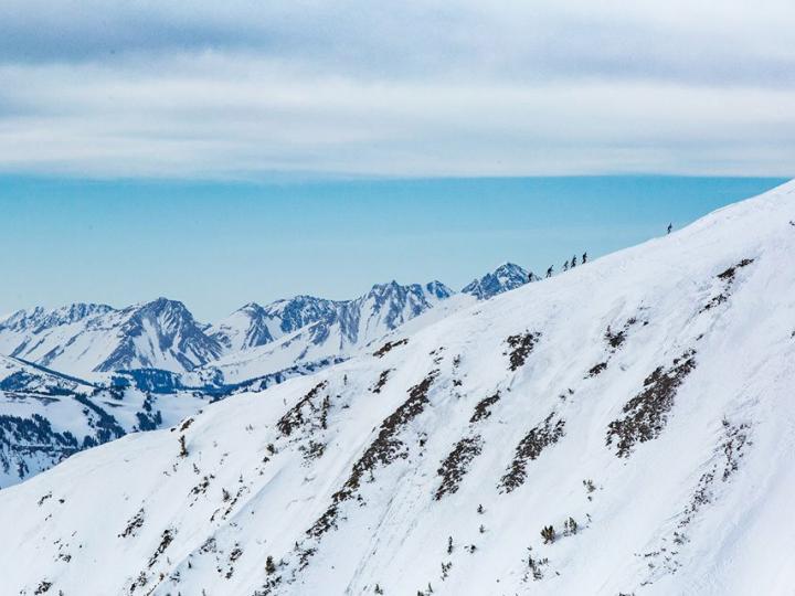 在蒙大拿州大天空市的 Shedhorn Skimo 长距离登山滑雪赛中，使用滑雪板登上山峰