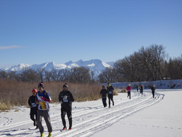 参加科罗拉多州阿拉莫萨 Rio Frio Ice Fest 5K 赛跑活动的参赛者