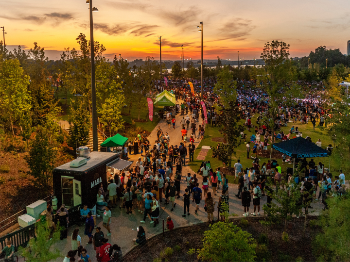 俄克拉荷马州塔尔萨市 Gathering Place 公园举办的户外活动“Global Gatherings World Festival”的晚间庆典