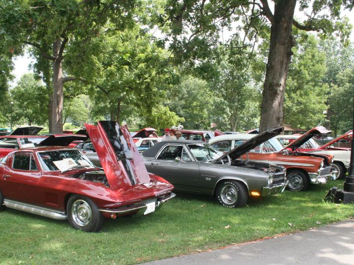 密苏里州奇利科西 Cruise Night and Car Show 车展上的汽车 密苏里州奇利科西 Cruise Night and Car Show 车展上的汽车