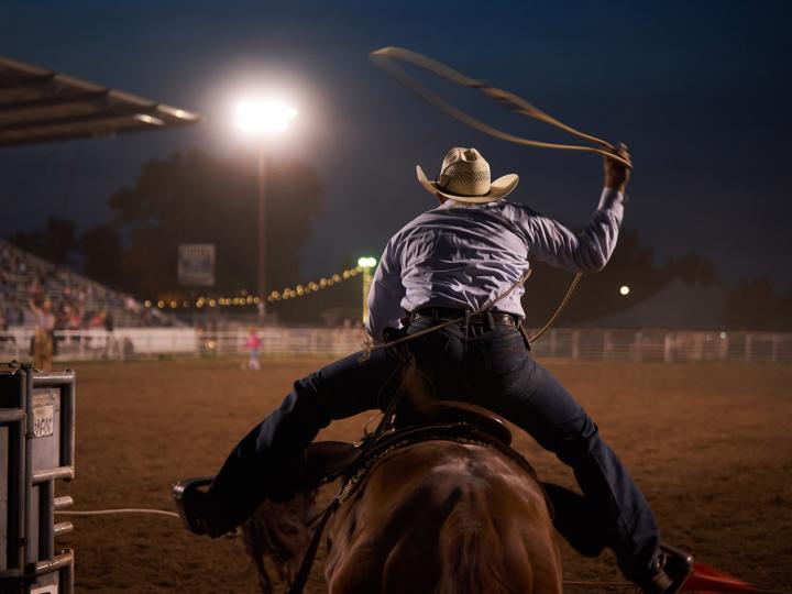 在怀俄明州道格拉斯举行的怀俄明州博览会 (Wyoming State Fair) 上参加牛仔竞技比赛