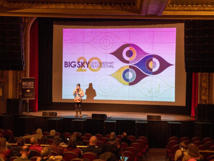 在蒙大拿州米苏拉举办的年度广阔天空纪录片电影节上，一位主持人登台亮相