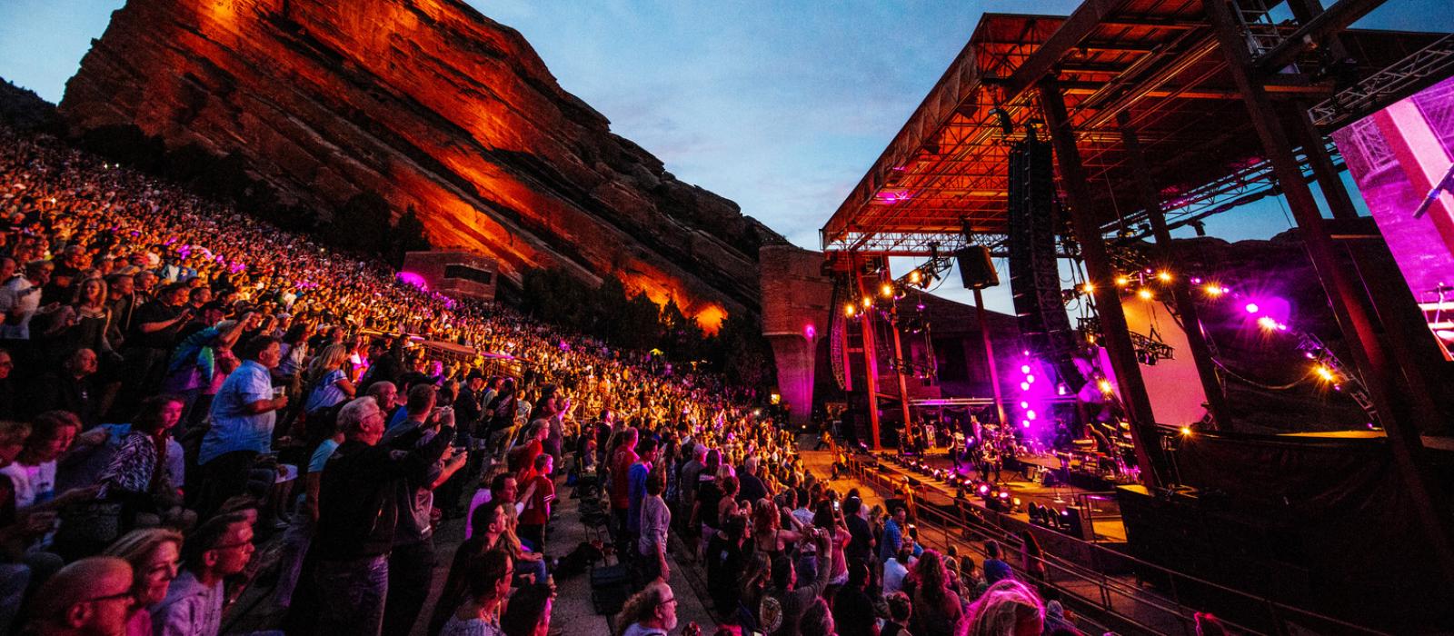 科罗拉多州丹佛附近的红石公园及露天剧场的璀璨灯光与丰富色彩